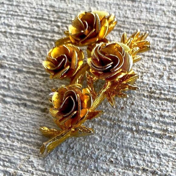 😍2/$20 Vintage 𝅺Brooch Gold Coloured Rose Vine 2”x1.2” - Picture 3 of 4